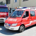 Feuerwehrhaus mit Fahrzeugen